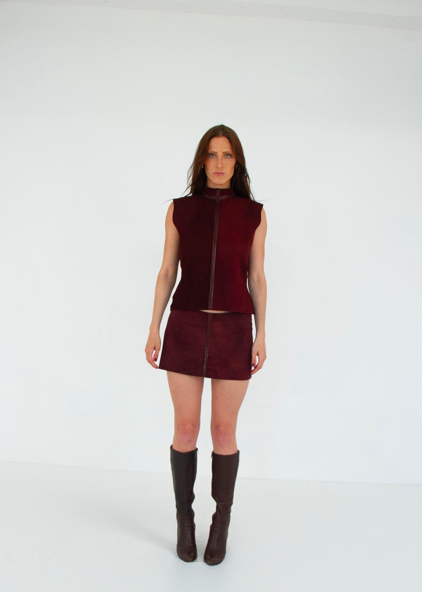 The Mini Skirt MERLOT front suede
