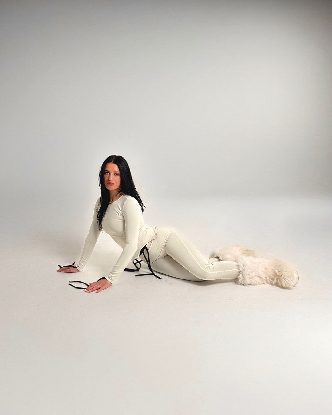 The Tied up set champagne side