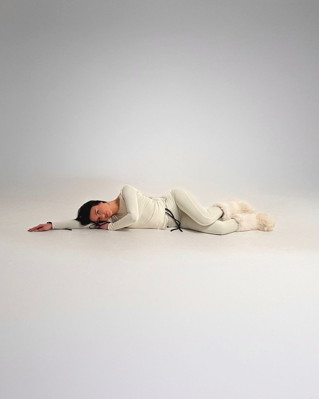 The Tied up set champagne side