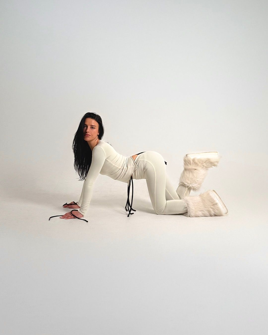 The Tied up set champagne side